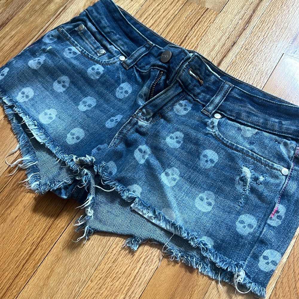 Skull Low-rise Jean shorts - Picture 2 of 4